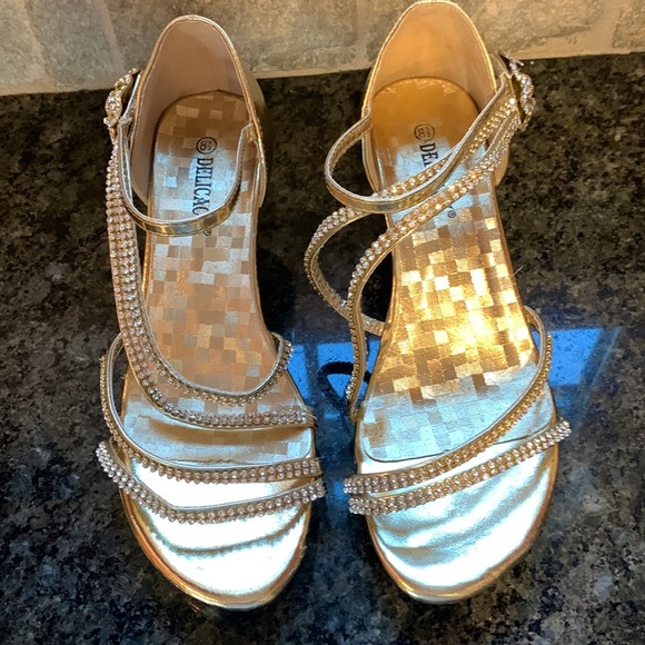 “Gold” & “Diamond” size 8-1/2 Excellent Condition Heeled Sandals Party Shoes - Picture 4 of 11